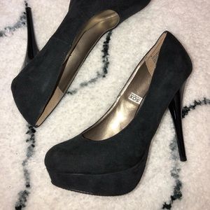 Black platform pumps heels by Mossimo
